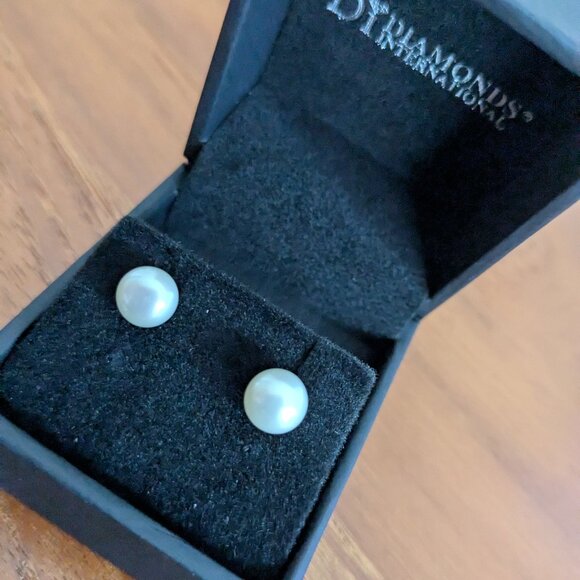 NEW Classic Luminous Pearl Stud Earrings Timeless Elegant with Gift Box - Picture 1 of 4
